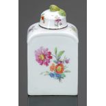 TeedoseBerlin, um 1790. - Blumen - Porzellan, weiß, glasiert. Polychrom bemalt. Deckel mit braunem