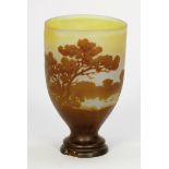 Ovale Vase auf Fuß - Flusslandschaft mit BäumenÉmile Charles Gallé, Nancy 1904-1906. Opakweißes Glas