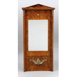 Biedermeier-SpiegelDeutschland, 19. Jh. Ahorn, gebeizt. 107,5 x 48 cm. Reich verziert mit