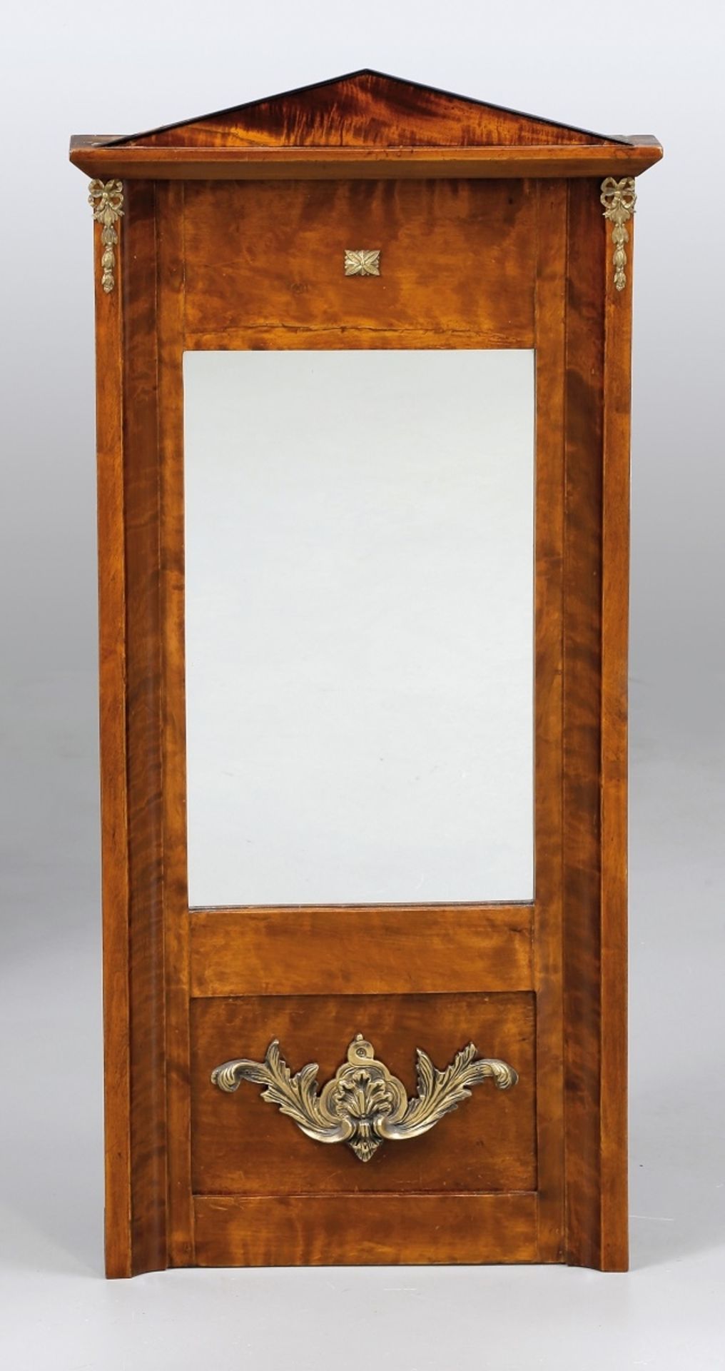 Biedermeier-SpiegelDeutschland, 19. Jh. Ahorn, gebeizt. 107,5 x 48 cm. Reich verziert mit