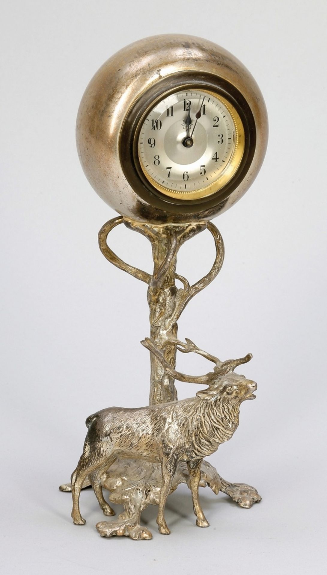 Tischuhr mit HirschJunghans, um 1920. Zinkguss. H. 22 cm. Arabische Ziffern. Werk und Funktion