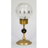 KerzenlichtlampeUm 1900. Messing. Glas. H. 25 cm. Römische Ziffern. Werk und Funktion ohne Gewähr.