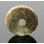 Bi-ScheibeChina, Song-Dynastie (960-1279). Jade. D. 6,2 cm. Glatt gearbeitete Scheibe aus