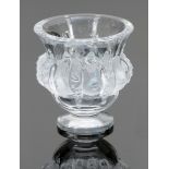 Vase "Dampierre"Lalique, Wingen-sur-Moder. Farbloses Glas, formgepresst, z. T. mattiert. Unter dem