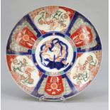 TellerJapan, 19. Jahrhundert. - Imari - Porzellan. Polychrom bemalt. D. 37 cm. Blaue Ringmarke. -