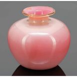 VaseEntwurf von Tomaso Buzzi, Ausführung Venini & Co., Murano 1932. Farbloses Glas mit rosa