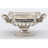 Biedermeier ZuckerschaleUm 1830. Silber, geprüft. 12 x 25 x 14,5 cm. Gew.: 600 g. Auf rechteckigem