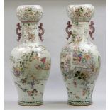 Paar prächtige BodenvasenChina, Ende 19. Jahrhundert. Porzellan. Polychrom bemalt. H. 96 cm.