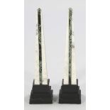 Paar ObeliskenMarmor. 37,5 x 9 x 9 cm. Best. Rest. Auf getrepptem Sockel mit weiß und grün geädertem