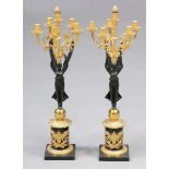 Seltenes Paar Empire GirandolenFrankreich, um 1800. Bronze, vergoldet. H. 78 cm. Auf zylindrischem