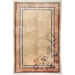 Chinesischer TeppichChina. Wolle. 232 x 151 cm. Schlichte Gestaltung in verschiedenen Beigetönen.