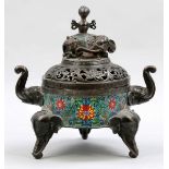 KoroChina, wohl um 1900. Cloisonné. H. 35 cm. Bodenmarke: Kangxi Nian Zhi. Runder Korpus mit