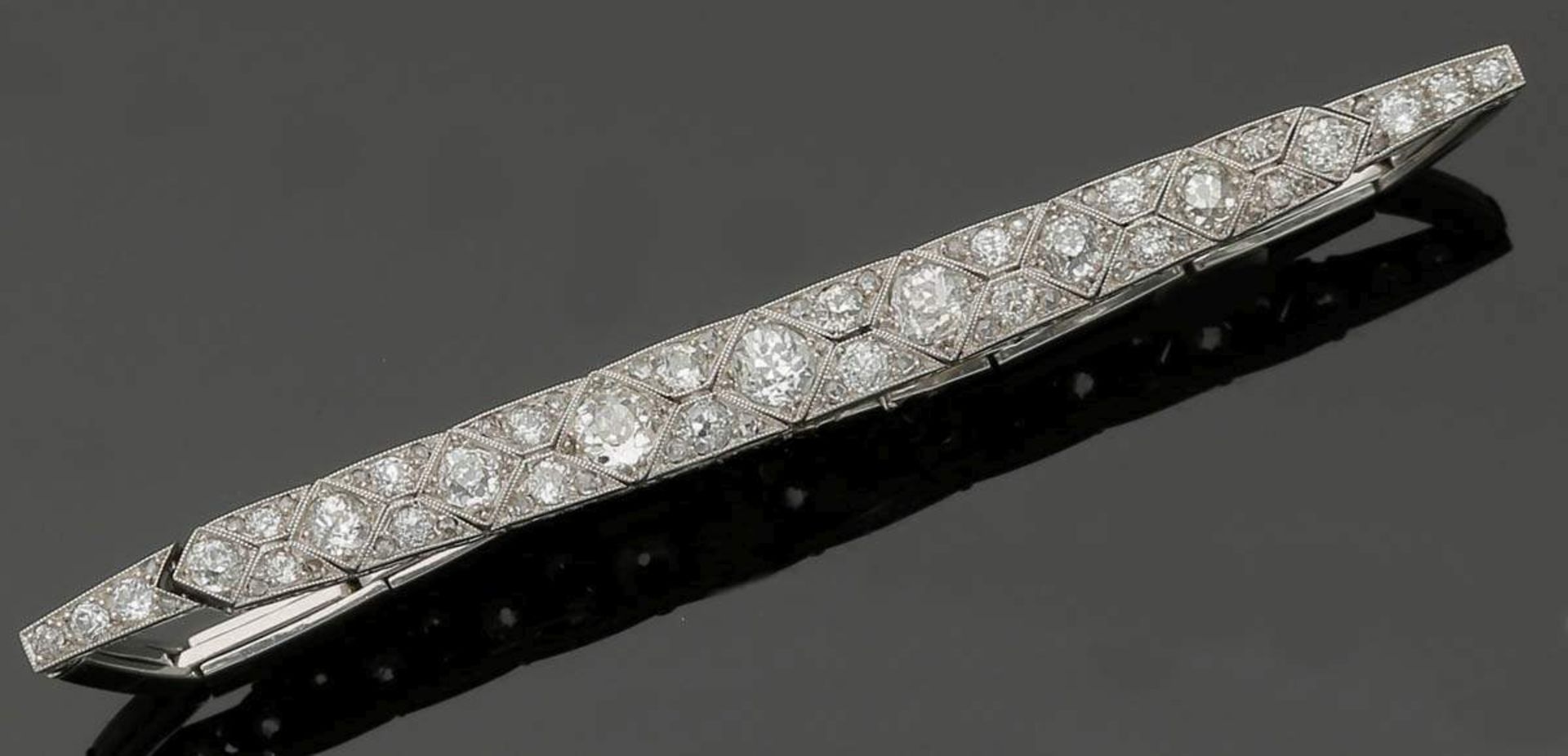 Art Déco-Armband mit AltschliffdiamantenUm 1920. Wohl Platin. 31 Diamanten im Altschliff zus. ca.