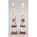 Paar ObeliskenUm 1900. Marmor. 71 x 13 x 13 cm. Best. Rest. Auf einem Sockel mit profilierten