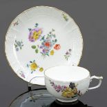 1 Obertasse (Altozier) und 1 Untertasse (Altbrandenstein)Meissen 1750. - Blumen bzw.