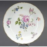 Runde SchaleMeissen, um 1750. - Deutsche Blume - Porzellan, weiß, glasiert. Polychrom bemalt.