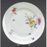 TellerMeissen, um 1750. - Blumen und vereinzelte Blümchen - Porzellan, weiß, glasiert. Polychrom