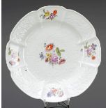 TellerMeissen 1750. - Gotzkowskyrelief: Deutsche Blume: Blumenbukett - Porzellan, weiß, glasiert.