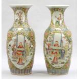 Paar BodenvasenChina. Porzellan. Polychrom bemalt. H. 59 cm. Hs. Bodenmarke (unleserl.). Vorder- und