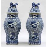Paar DeckelvasenChina, Mitte 20. Jahrhundert. Porzellan. Blaue Unterglasurmalerei. H. 59 cm. Blaue