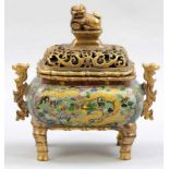 KoroChina, um 1900. Cloisonné. H. 26,5 cm. Bodenmarke. Rechteckige Grundform auf vier Füßen.