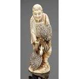 OkimonoJapan, 1. Hälfte 20. Jahrhundert. Elfenbein. Polychrom bemalt. H. 20 cm. Bez.