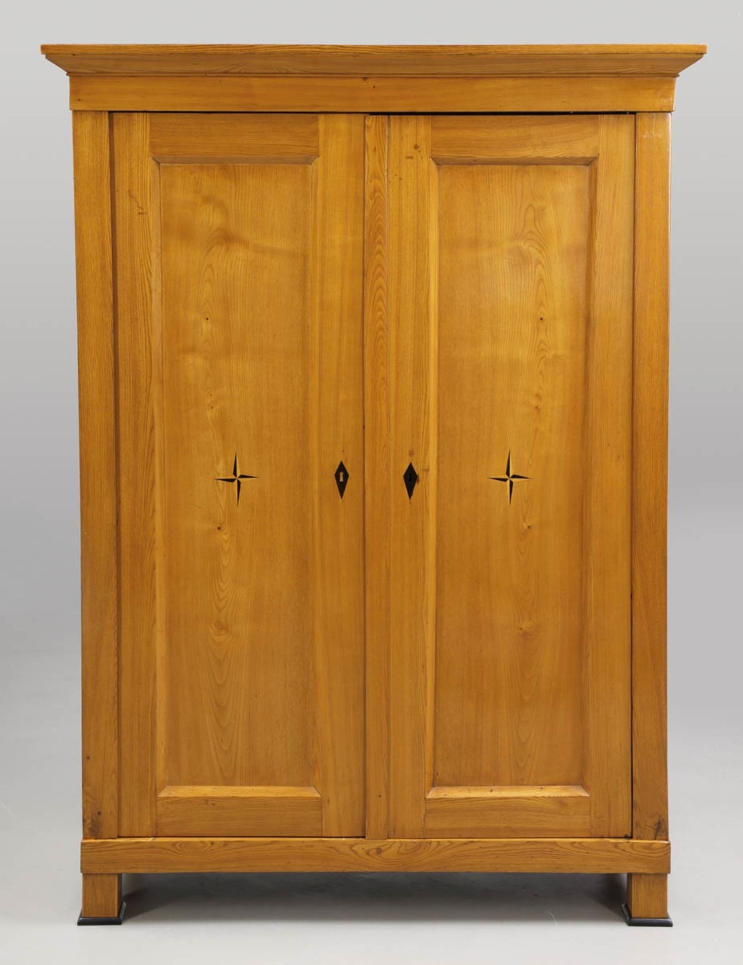 Biedermeier KleiderschrankDeutschland, um 1830/40. Esche. 187 x 138 x 58,5 cm. Auf vier