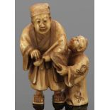 NetsukeJapan, um 1900. - Vater mit Sohn - Elfenbein. H. 5 cm. Sign.