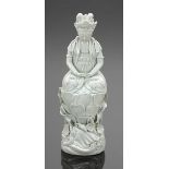 Guanyin auf LotossockelChina. Porzellan. H. 34 cm. Ungemarkt. - Zustand: An mehreren Stellen best.