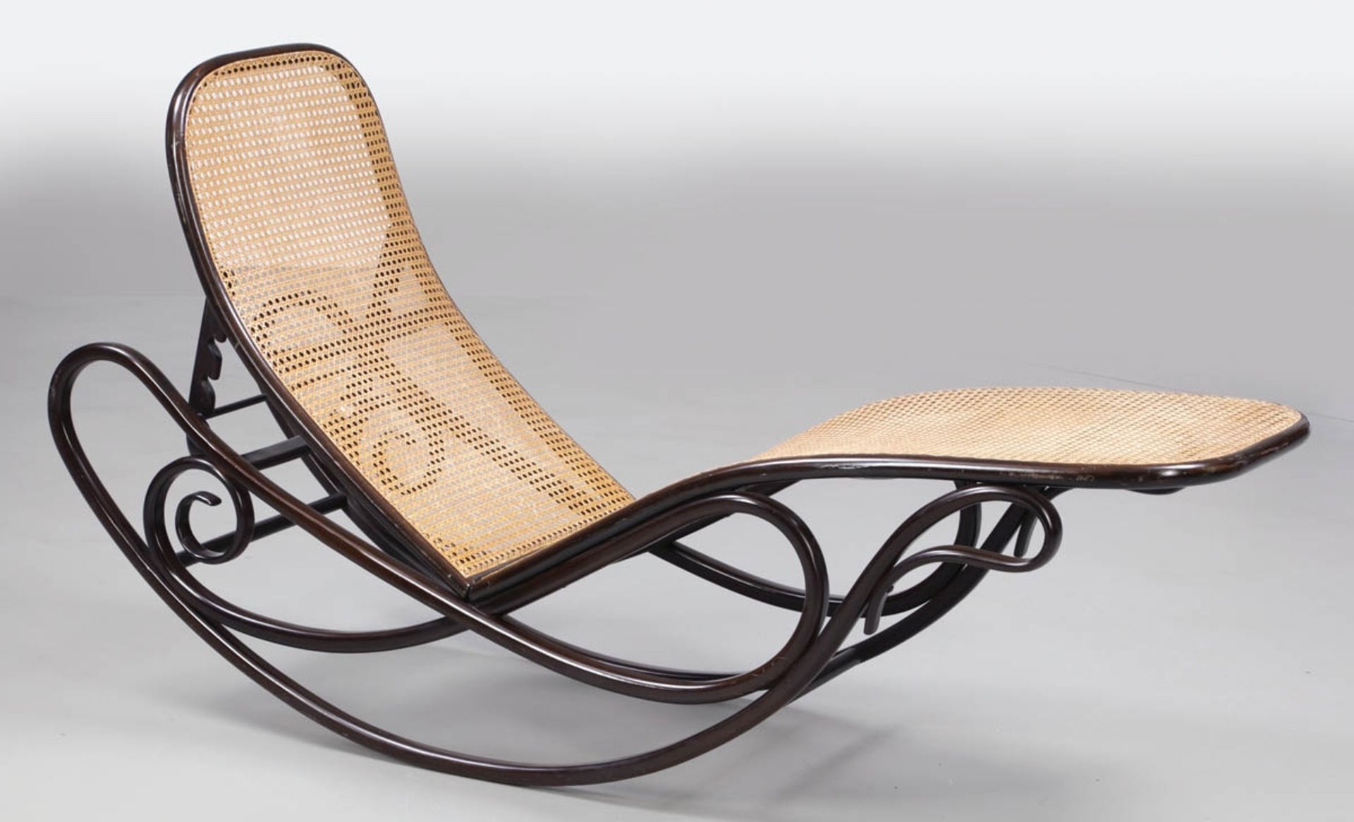 SchaukelliegeThonet/Österreich, um 1980 Entwurf: August Thonet um 1880. Bugholz. Wiener Geflecht.