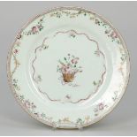 TellerChina, 19. Jahrhundert. - Famille Rose - Porzellan. Polychrom bemalt. D. 23 cm. Ungemarkt. -