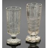 2 FußbecherUm 1880. Farbloses Glas, achtfach facettiert. Tiefschnitt. Ausgeschliffener Abriss. H. 19