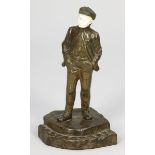Künstler des frühen 20. Jahrhunderts- Junger Mann im Anzug - Bronze. Braun patiniert. Elfenbein.
