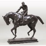 Künstler des 20. Jahrhunderts- Jockey zu Pferd - Bronze. Braun patiniert. H. 91 cm. Große,