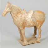 PferdeskulpturChina, Tang Dynastie (618 bis 907). Gebrannter Ton. H. 27,5 cm. L. 29 cm. - Gekauft