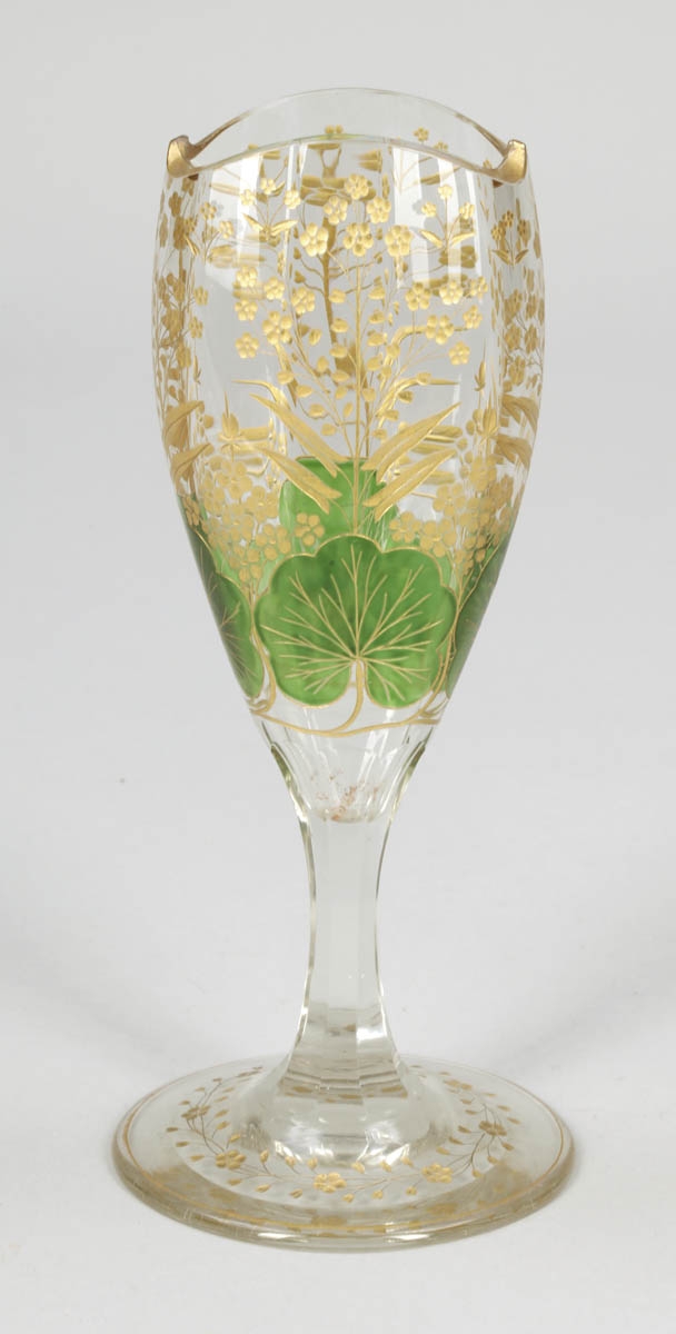 Ovales StengelglasUm 1900. - Blumen und Seerosenblätter - Farbloses Glas, optisch gerippt. Geätzt,