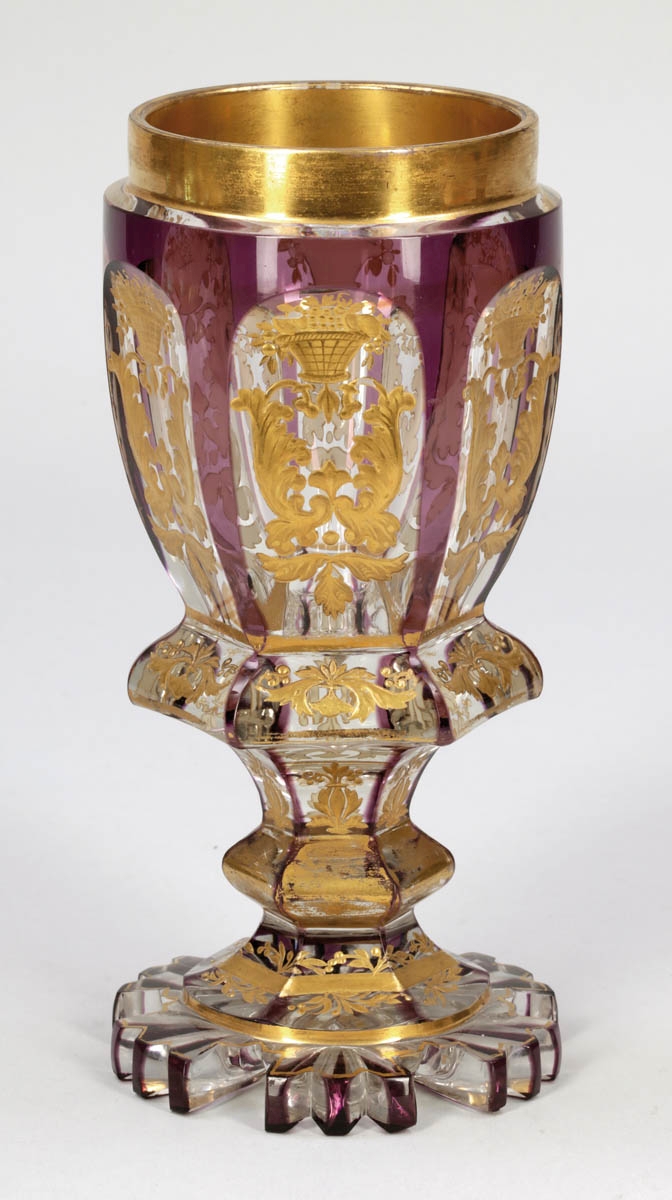 Biedermeier-PokalBöhmen, um 1850. - Früchtekörbe mit Voluten - Farbloses Glas, violett lasiert. Gold