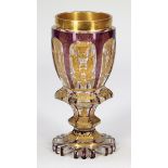 Biedermeier-PokalBöhmen, um 1850. - Früchtekörbe mit Voluten - Farbloses Glas, violett lasiert. Gold