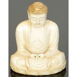 BuddhaJapan. Elfenbein. H. 7,5 cm. Sign. - Zustand: Kl. Fehlstelle am Kopf. Sitzend in meditativer