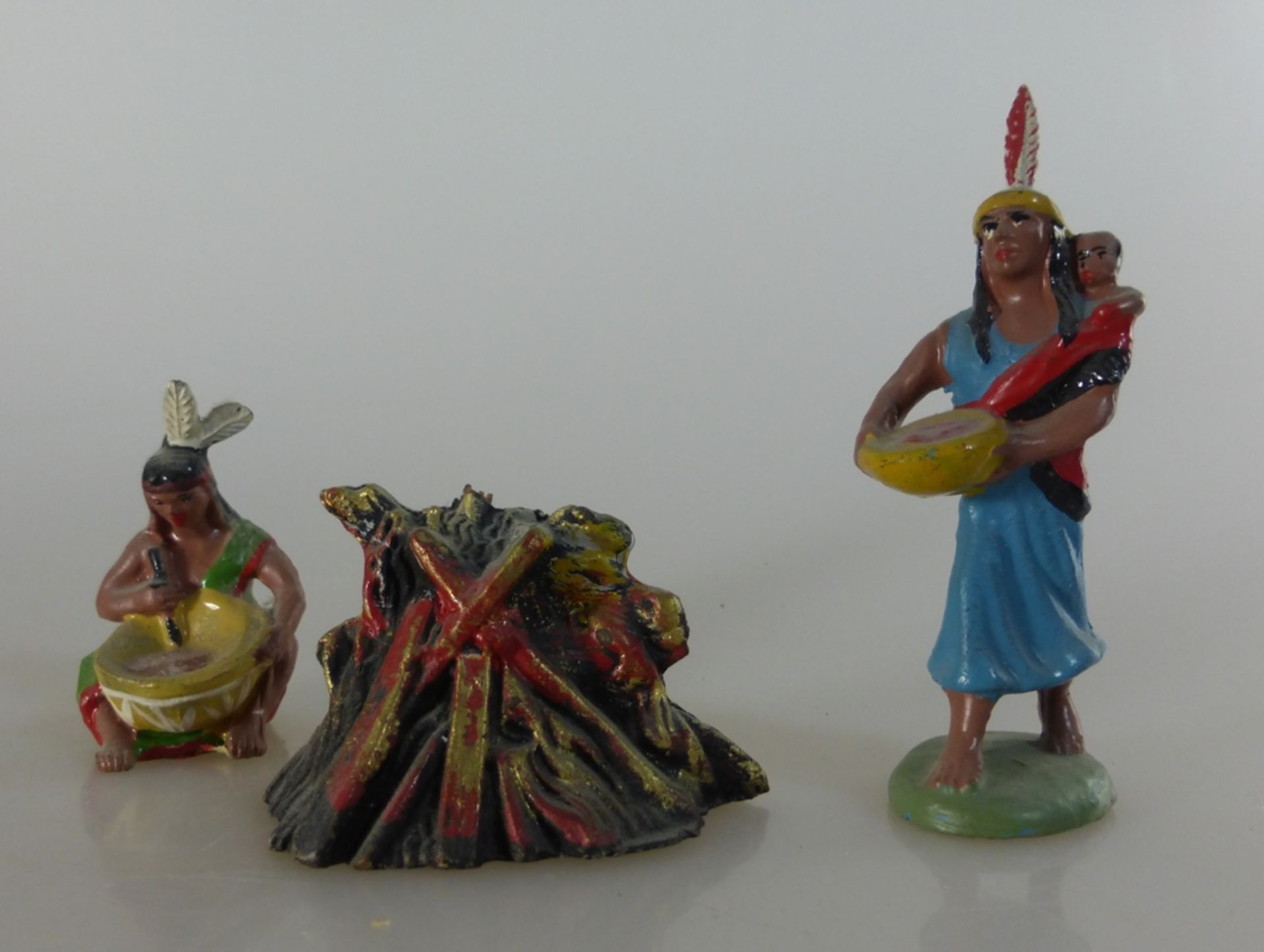 2 Massefiguren "Indianer" mit Lagerfeuer, um 1930, gem. Leyla, passend zu Lineol u. Elastolin