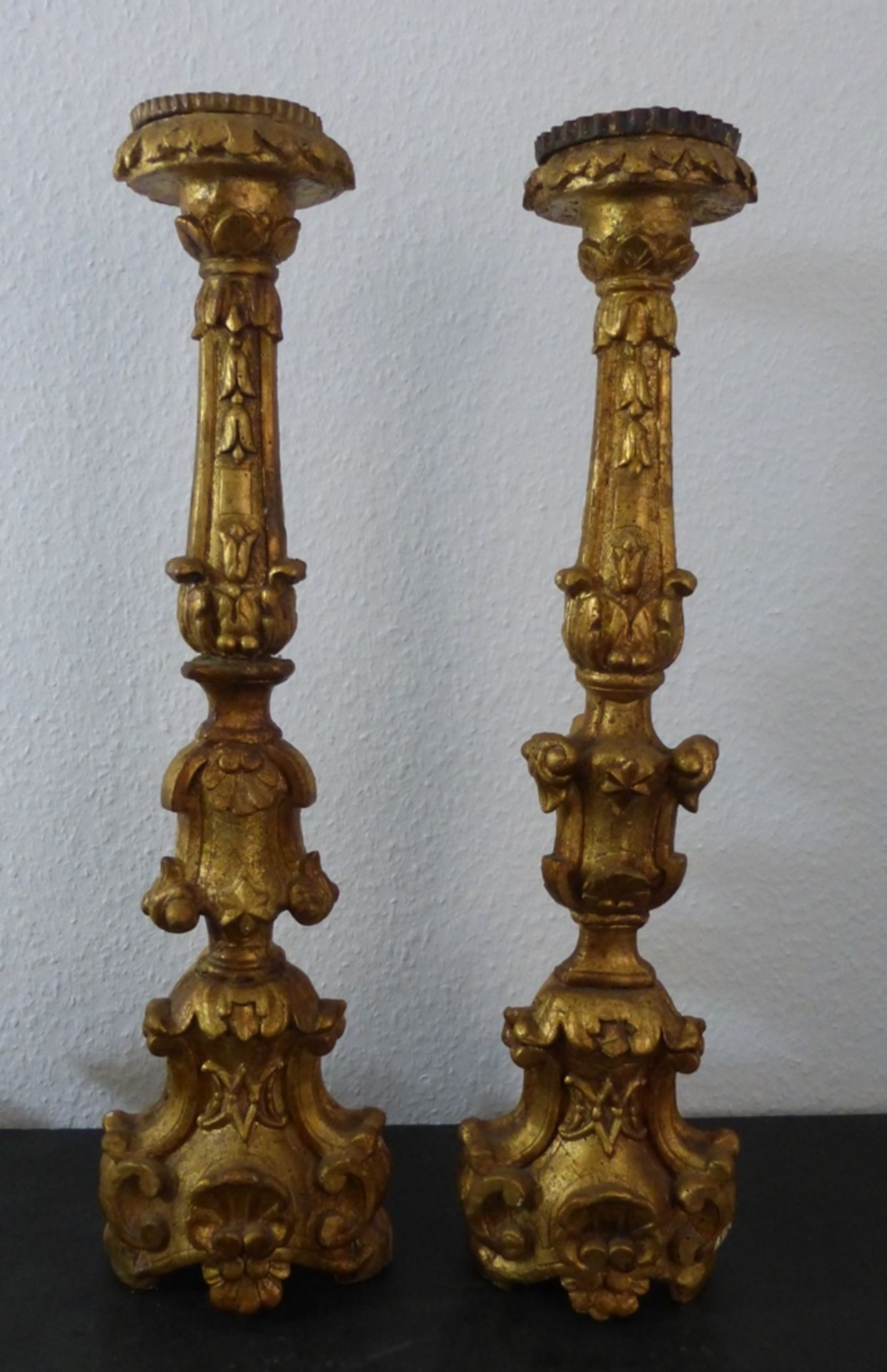 Paar Barocke Kerzenleuchter, Süddeutschland, 18.Jh., zwei Kerzenleuchter, Holz geschnitzt und