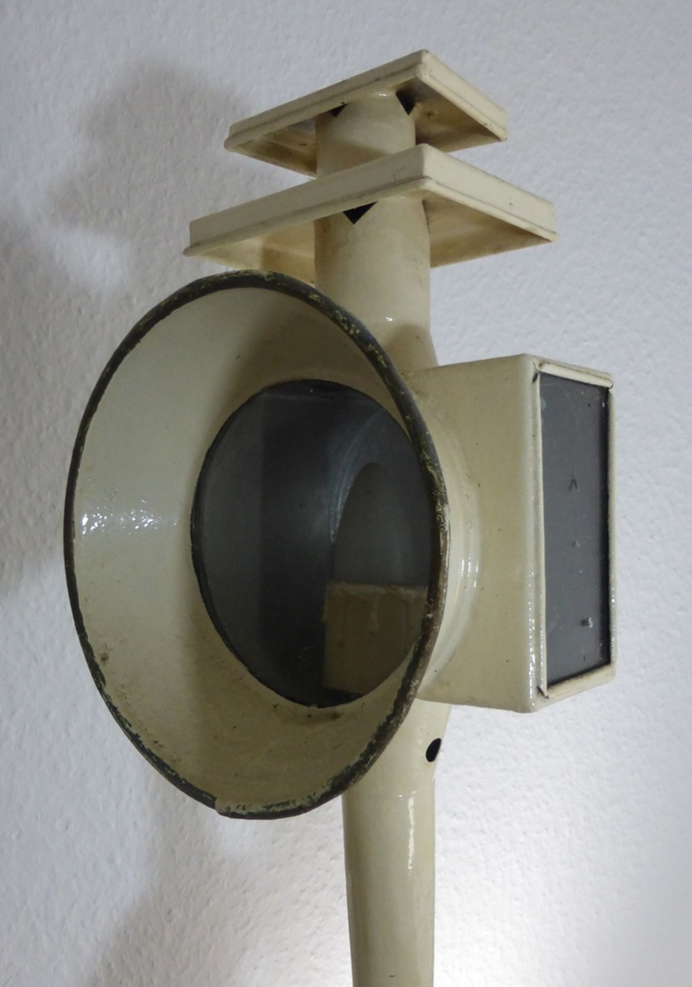 Kutscherlampe, Metall, weiß gefasst, zwei Seiten verglast, h. 50cm, 19. Jh., nachträglich