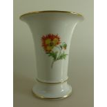 Vase Meissen, Schwertermarke, Trompetenform, Blumenbouqet, 2. Schleifstriche, h. 16cmMindestpreis: