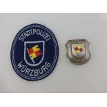Stadtpolizei Würzburg, Stoffabzeichen und Abzeichen aus Metall, 50er Jahre, gute