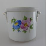 Cachepot, Dresden, seitlich zwei Handhaben, umlaufend mit polychromer Blumenmalerei, h.11cm, d.