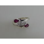 Damenring, WG 14kt. mit 2 Rubinen und 3 Diamanten besetzt, RG 17mmMindestpreis: 280 EUR