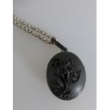 Amulett an Silber-Erbskette, um 1920Mindestpreis: 70 EUR