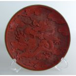 Rotlack-Teller, China, 1.Hälfte 20.Jh., flachgemuldeter Teller, Figur eines Drachenzwischen