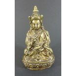 Sitzender Padmasambhava (Lotosgeborener) / Guru Rinpoche auf Lotossockel, Tibet 19.Jh,Bronze,