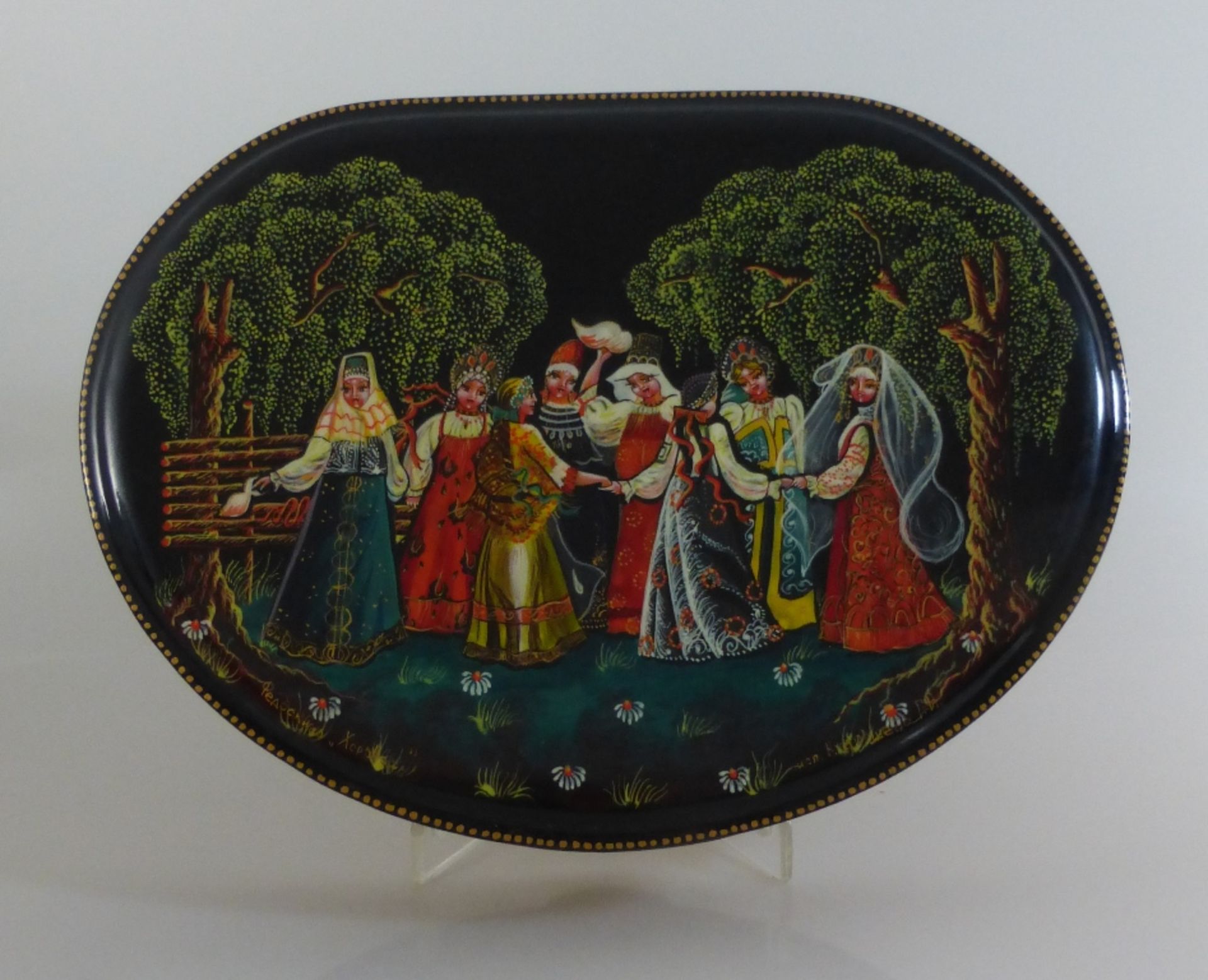 Lackdose, Russland 20.Jh., "Frauen in Tracht", innen rot lackiert, 27cm x 19cm, h.